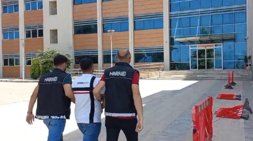 İzmir'de polisten kaçarken üzerindeki uyuşturucuyu atan kişi yakalandı
