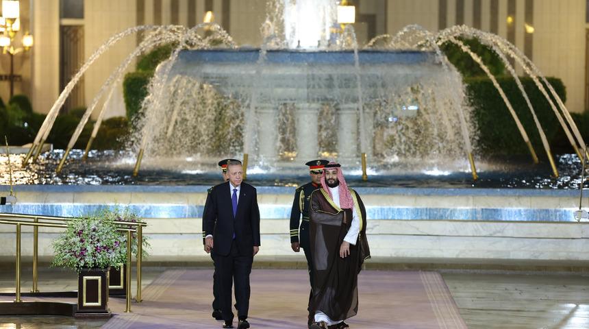 Cumhurbaşkanı Erdoğan Suudi Arabistan'da resmi törenle karşılandı