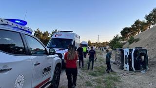 Antalya'da şarampole devrilen midibüsteki 20 kişi yaralandı