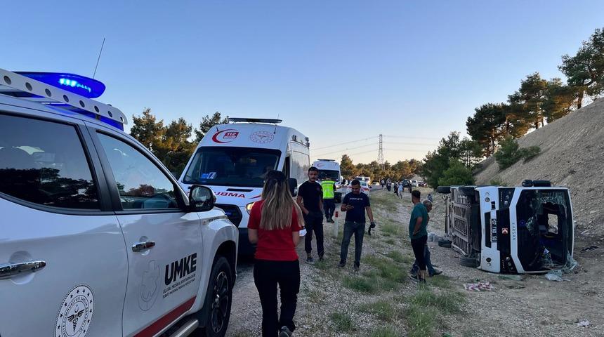 Antalya'da şarampole devrilen midibüsteki 20 kişi yaralandı