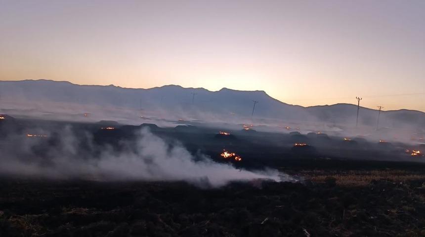 Burdur'da çıkan yangında 200 dekar alandaki saman balyaları kül oldu