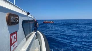 İzmir açıklarında geri itilen 32 düzensiz göçmen kurtarıldı