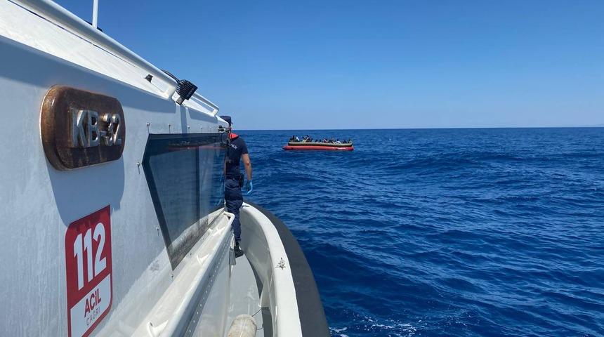 İzmir açıklarında geri itilen 32 düzensiz göçmen kurtarıldı