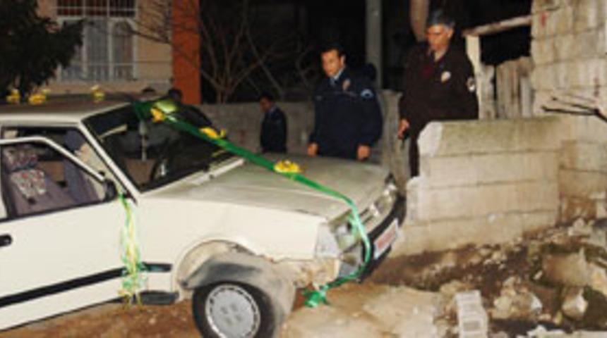 Gelin arabasını &ccedil;alan hırsızlar polisle &ccedil;atıştı
