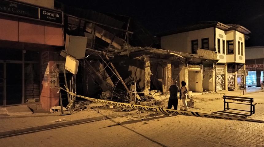 Osmaniye’de ağır hasarlı iki katlı bina çöktü