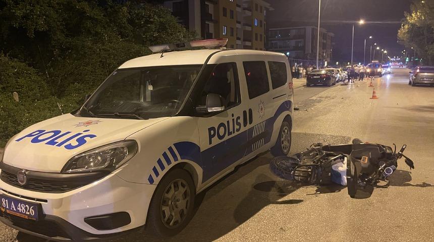 Düzce'de "dur" ihtarına uymayan otomobilin çarpması sonucu 1'i polis 3 kişi yaralandı