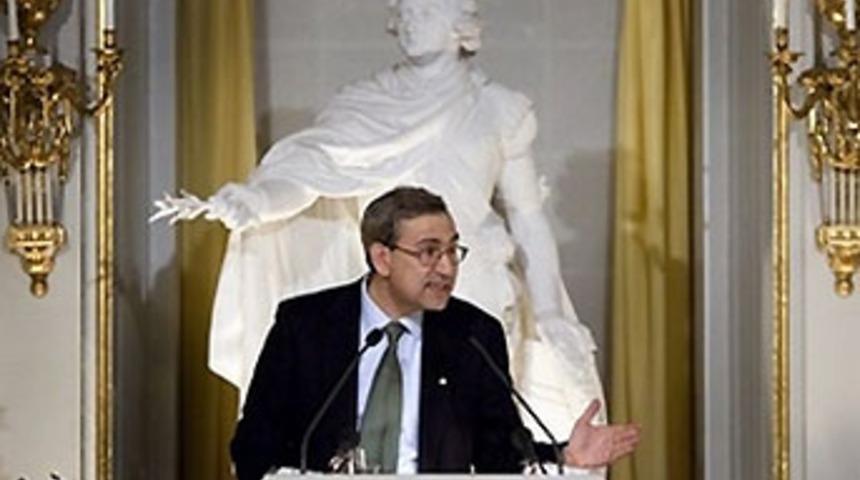 Pamuk'un 70 bin kitabı satıldı