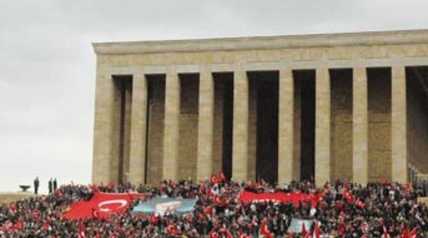 Binlerce kişi Ata'nın huzuruna y&uuml;r&uuml;d&uuml;