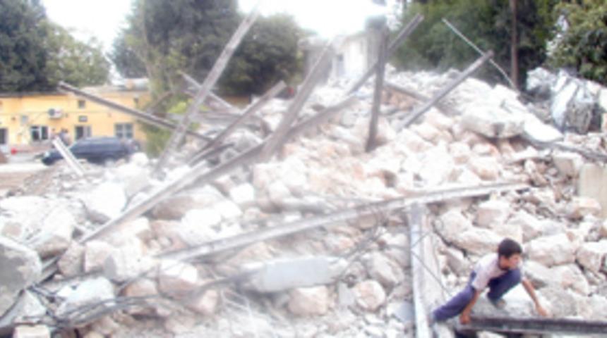 Kolonlardan tren rayları &ccedil;ıktı