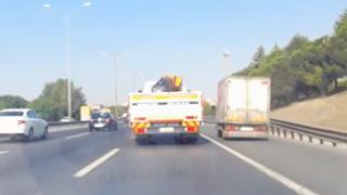 TEM Otoyolu'nda korkutan anlar kamerada! Tartıştığı sürücüyü bariyere böyle sürükledi