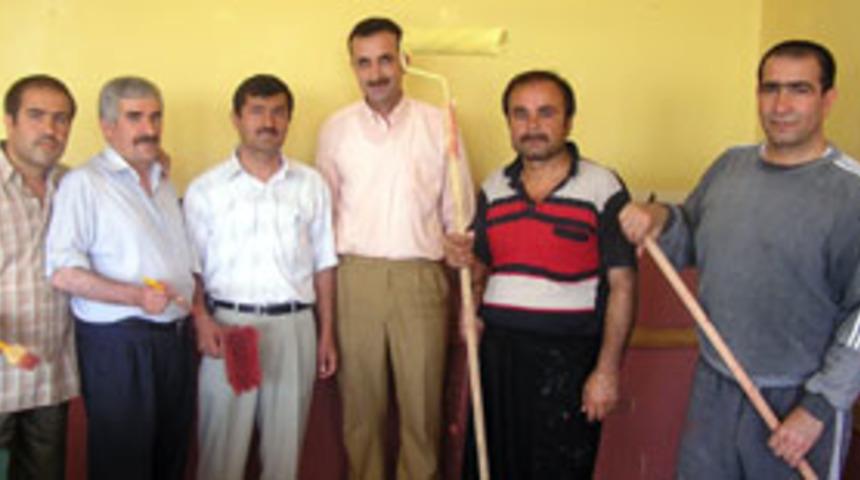 20 derslikli okulu kendileri boyadı