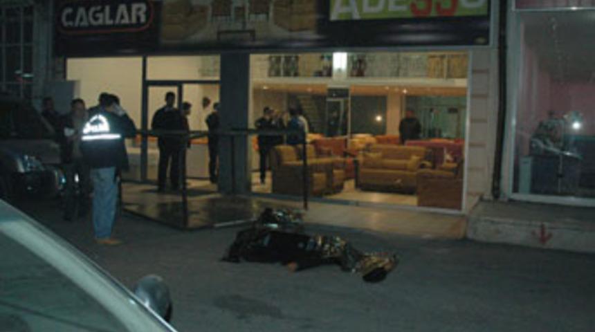 Yoldan ge&ccedil;erken &uuml;zerlerine asans&ouml;r d&uuml;şt&uuml;