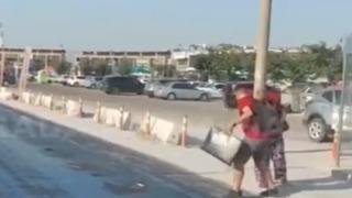 Sıcaklıklar mevsim normallerini aştı! Kuşadası’nda asfalt eridi... Vatandaşların terlikleri asfalta yapıştı