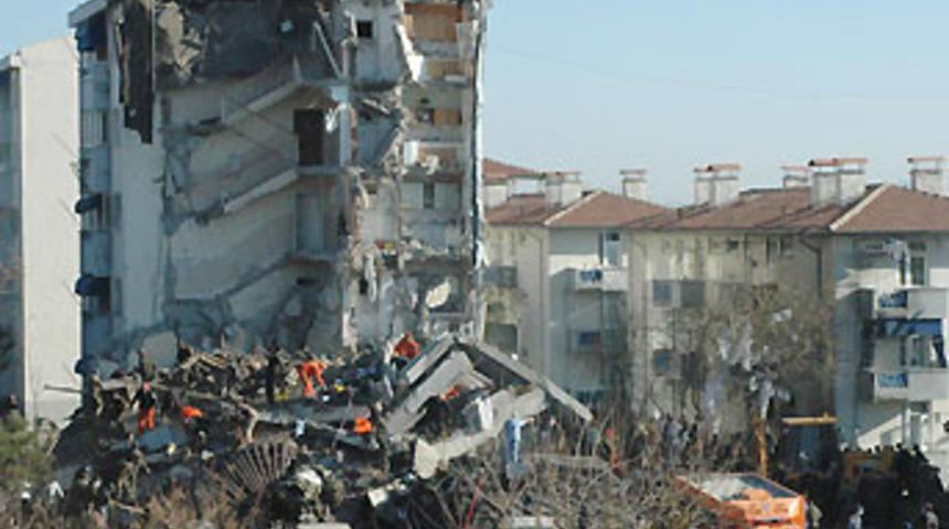 Enkaz altından 4 kişinin cesedi &ccedil;ıkarıldı