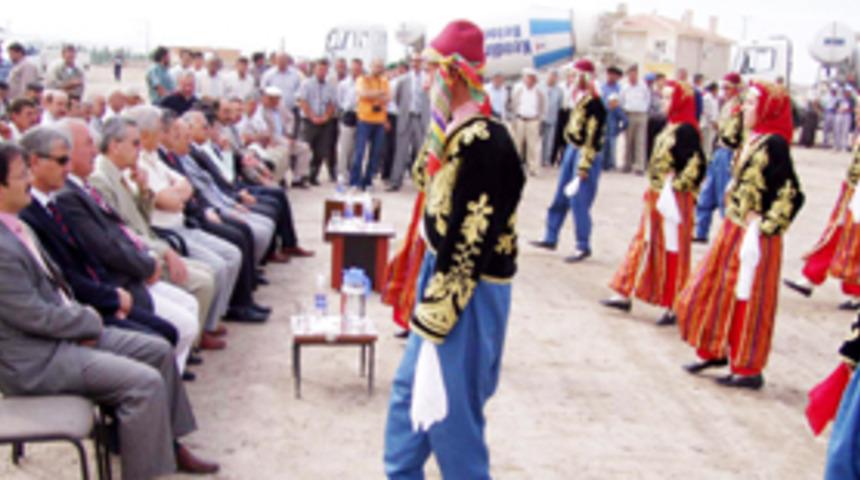 M&uuml;ziksiz folklor g&ouml;sterisi valiyi şaşırttı