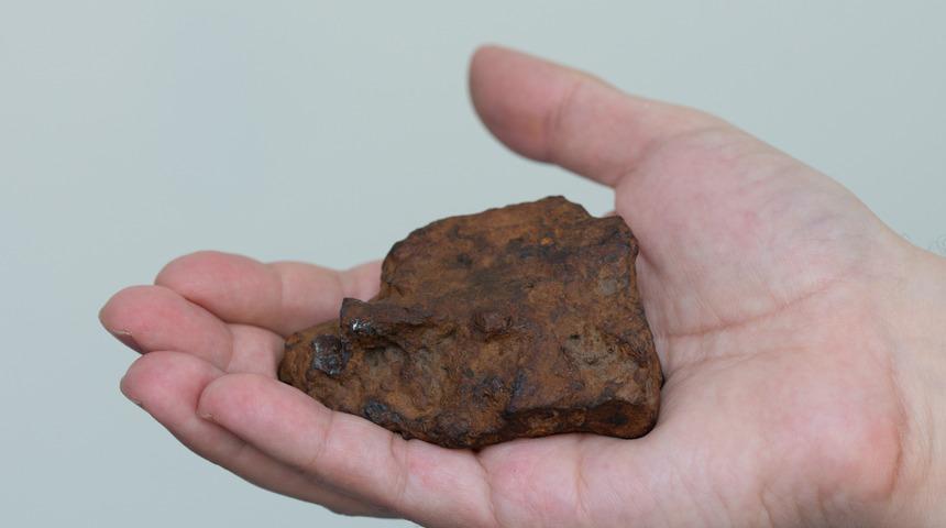 Balkonunda kahve içerken kabusu yaşadı! Gökten göktaşı parçası düşünce kaburgası kırıldı