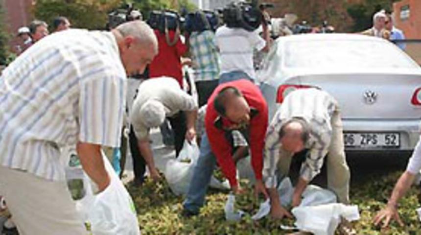 ''Polisin sert tavrını kınıyorum''