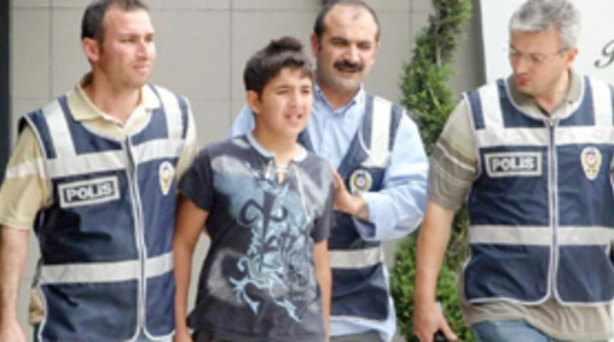 13 yaşındaki katil polislerle anket yapmış