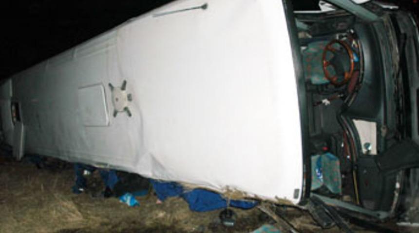 Astsubayları taşıyan otob&uuml;s şarampole u&ccedil;tu