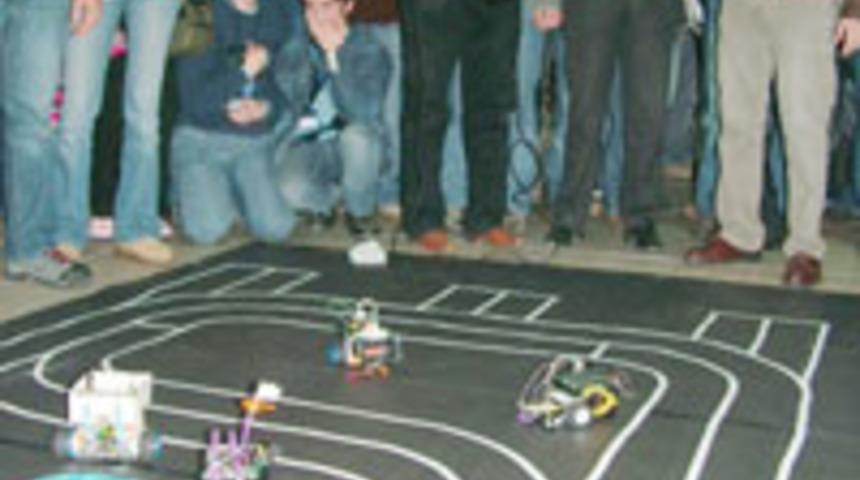 Akıllı robotlar yarıştı