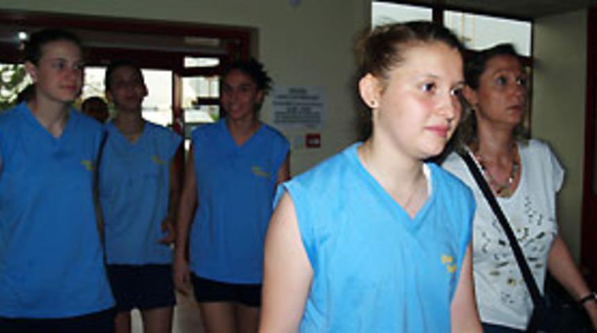 Voleybolcu kızlar zehirlendi