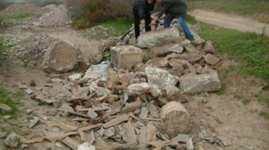 Tarihi eserler moloz diye dere kenarına atılıyor