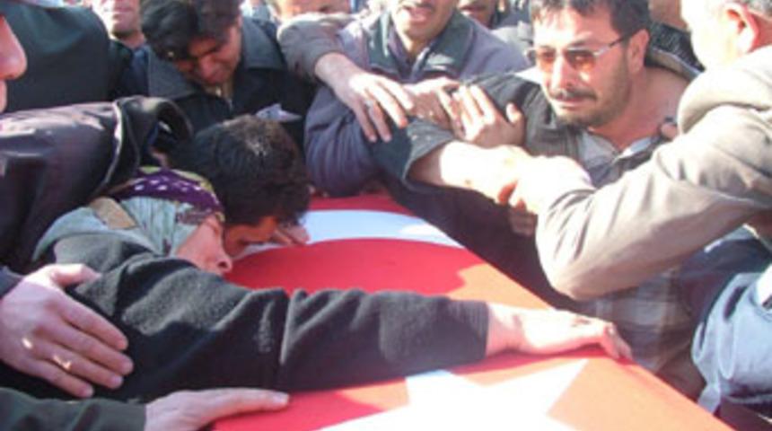 Cenazede "asker yan gelip yatmıyor" mesajı