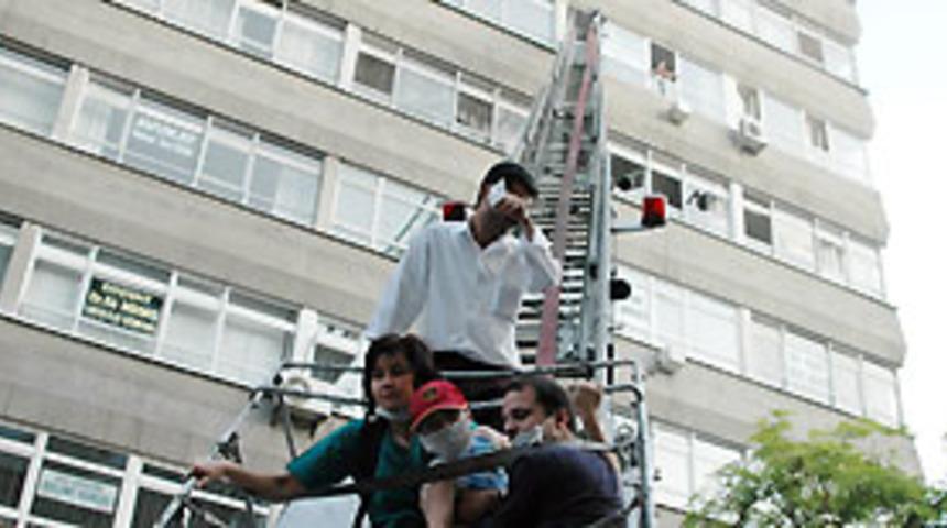 İşhanında mahsur kalanlar kurtarıldı