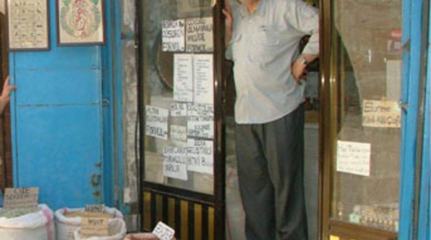 Bitkilerle şifa dağıtıyor