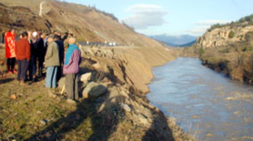 Kelkit &Ccedil;ayı'na u&ccedil;an otob&uuml;se ulaşıldı