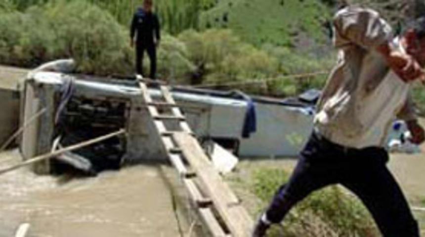 Yolcu otob&uuml;s&uuml; Kelkit &ccedil;ayına u&ccedil;tu