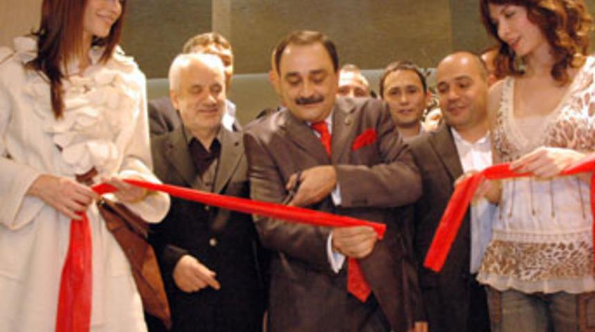 &Uuml;nl&uuml; mankenler mağaza a&ccedil;tı