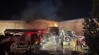 Niğde'de tekstil fabrikasının deposunda çıkan yangın hasara neden oldu