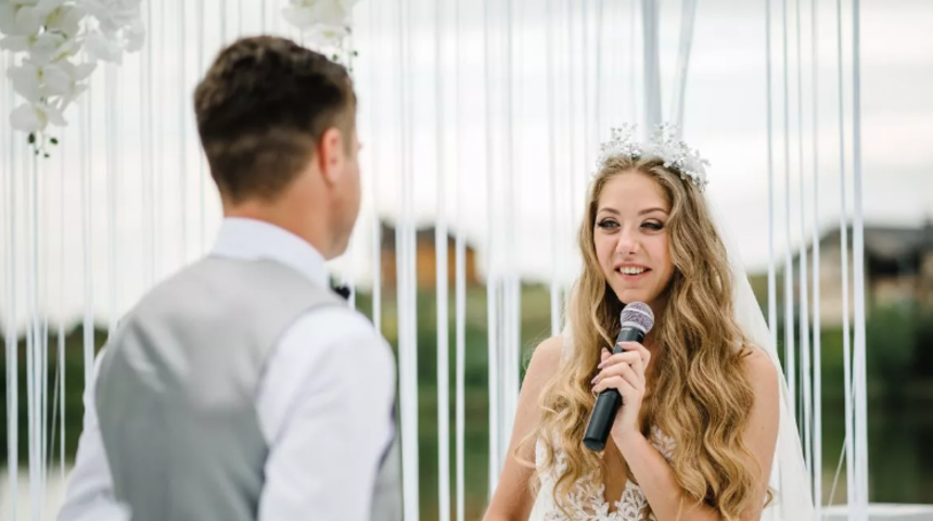 Gelin düğün konuşması sırasında aldatan nişanlısının ihanetini ifşa etti! Davetlilerin önünde tek tek mesajları okudu