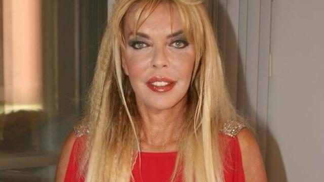 Yeşilçam'ın yıldızı Ahu Tuğba'nın kızı elinde silahla poz verdi! Mesleğini duyanlar çok şaşırdı