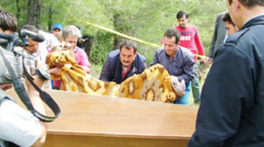 Boğazını kesip g&ouml;md&uuml;ler