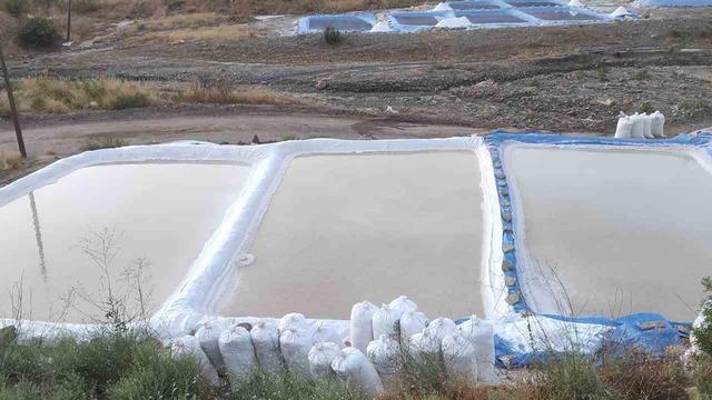 Batman’da dağdan akan tuzlu su ailelerin geçim kaynağı oldu