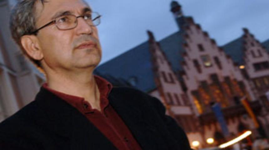 Orhan Pamuk &ouml;d&uuml;l&uuml;n&uuml; almaya gitti