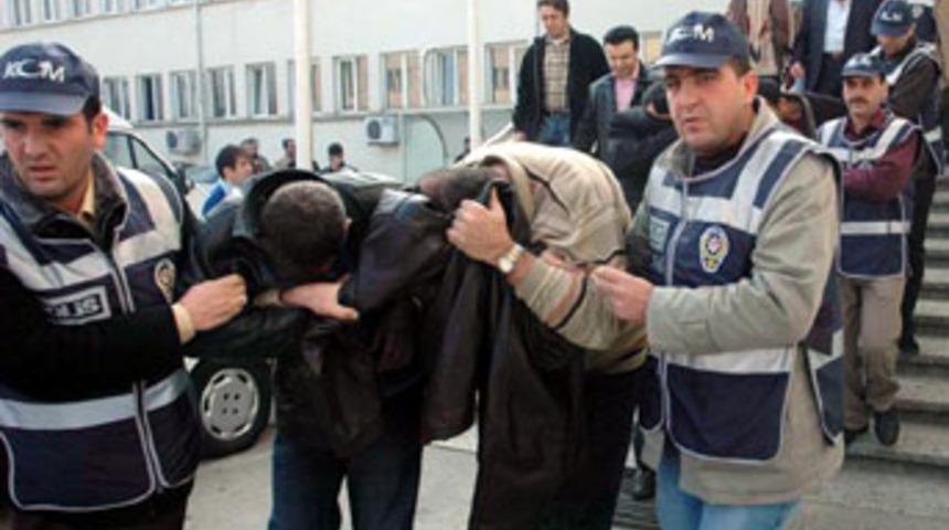 &Ccedil;etenin lideri, 2 &uuml;niversite mezunu &ccedil;ıktı