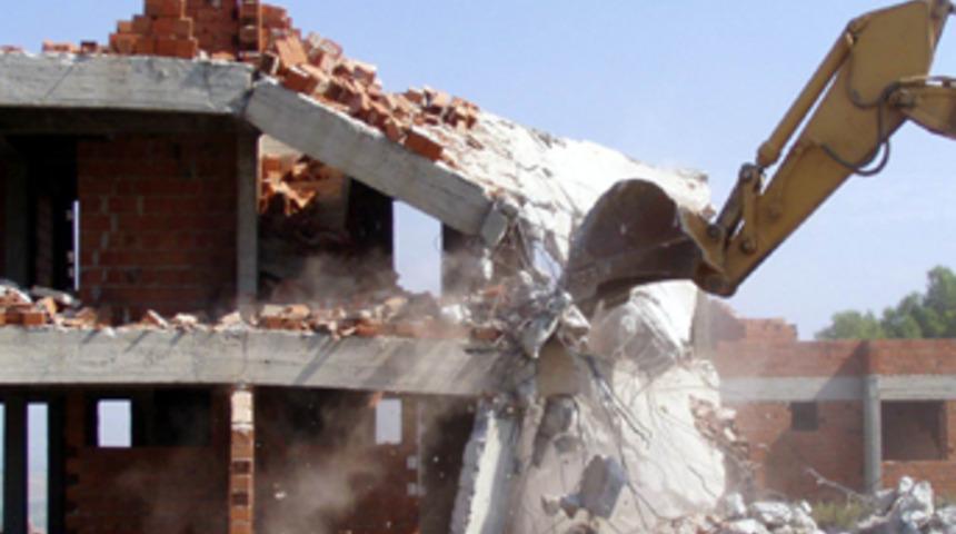 İzmir'de ka&ccedil;ak villa yıkımı