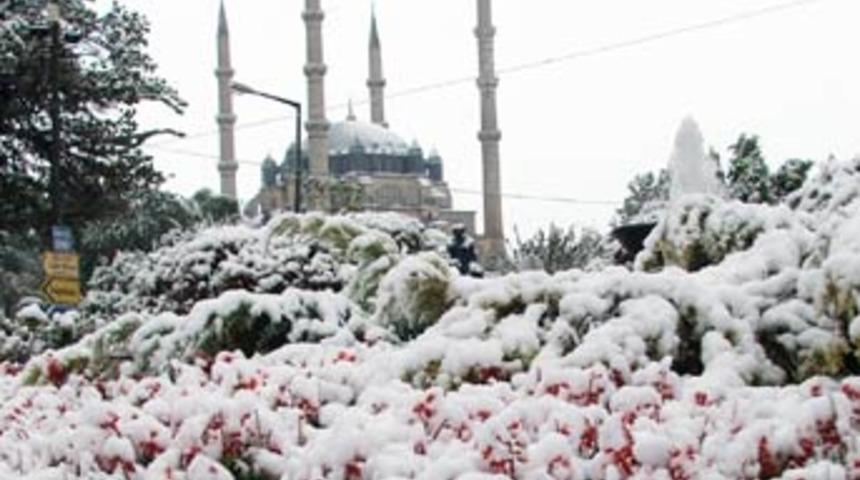 Kar Edirne'yi beyaza b&uuml;r&uuml;d&uuml;