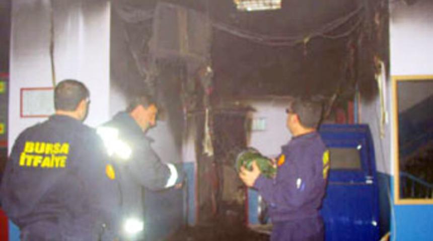 Hırsızlar okulu ateşe verdi