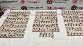 Küçük şeffaf kutular içinde 1230 adet! Tedirgin halleriyle dikkat çekince... Sabiha Gökçen Havalimanı'nda ele geçirildi 