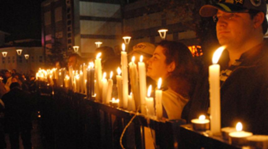 FB taraftarlarından mumlu protesto