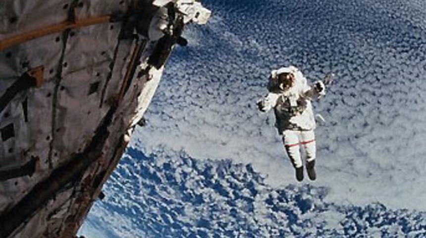 Discovery astronotları elektrik tesisatı döşüyor