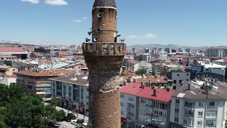 Eğriliği ile biliniyor! Tarihi minarenin kayıp yazıları 'bisküviden' çıktı