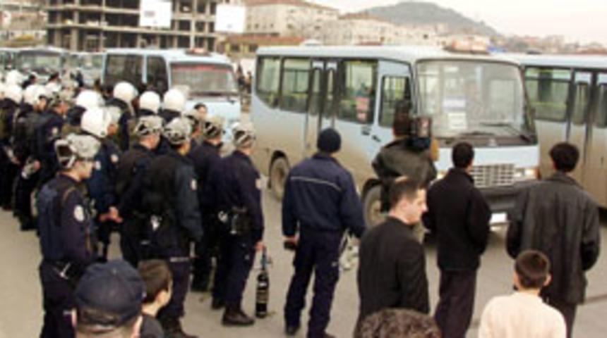Minib&uuml;s şof&ouml;rleri, yolu trafiğe kapattı