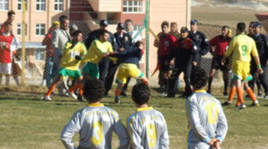 Kırmızı kart g&ouml;ren futbolcudan hakeme tekme