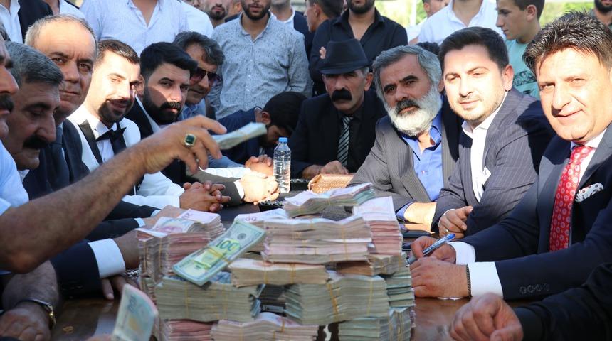 Bir aşiret düğünü klasiği! Takı töreni yaklaşık 4 saat sürdü, masaya konan paraları 15 kişi saydı... Gelin ve damada takılanlar dudak uçuklattı