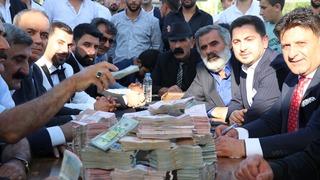 Bir aşiret düğünü klasiği! Takı töreni yaklaşık 4 saat sürdü, masaya konan paraları 15 kişi saydı... Gelin ve damada takılanlar dudak uçuklattı